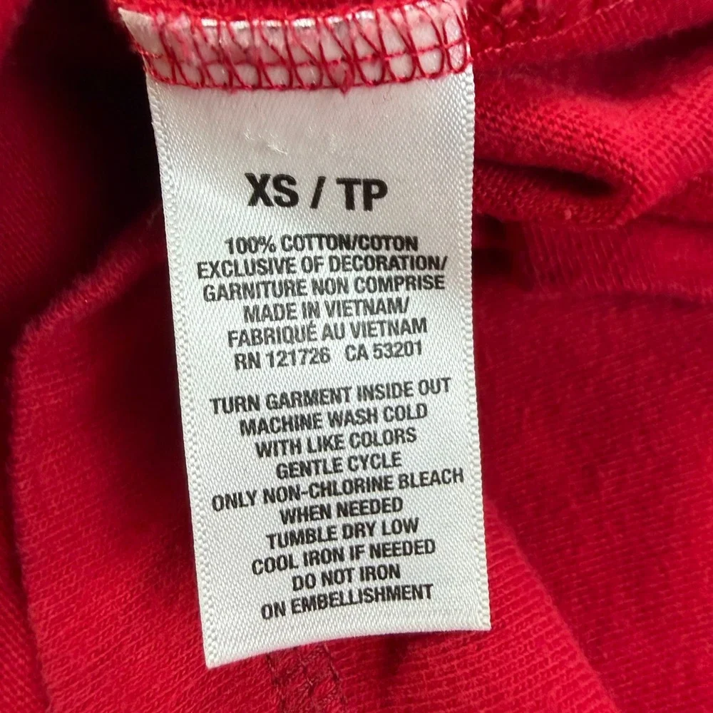 Y2K Aeropostale V-Neck Graphic T-Shirt Mens XS Red Aero NY Applique Cotton Tee